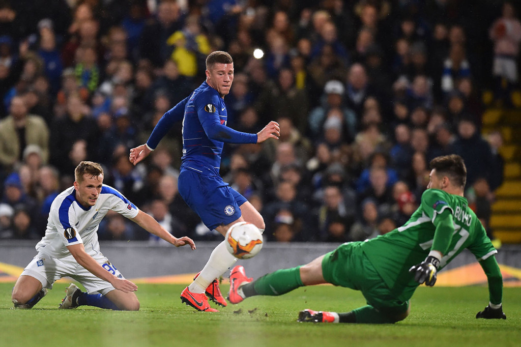 Kiper Dynamo Kiev Denys Boyko harus bekerja keras mengamankan bola yang mengancam gawangnya.