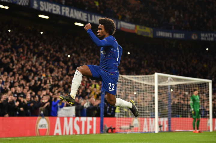 Willian melakukan selebrasi usai mencetak gol kedua bagi timnya.
