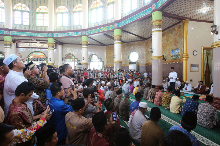 Selain itu Presiden juga berpesan kepada masyarakat agar dapat meluruskan kabar bohong atau pun fitnah yang tersebar mendekati Pemilu 2019. 