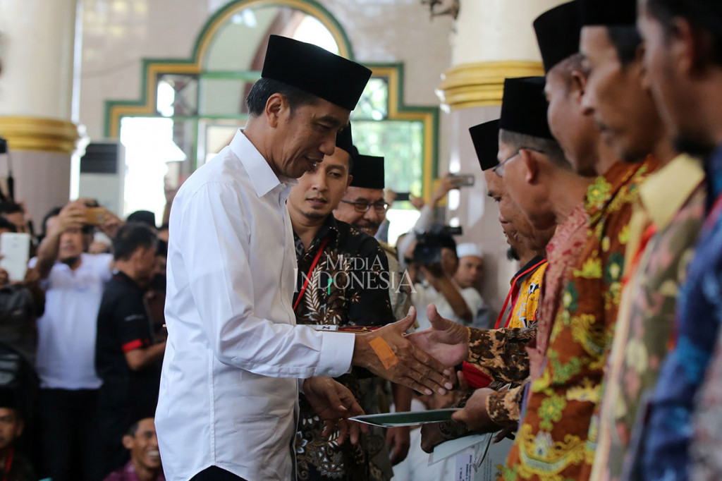 Jokowi menyerahkan sebanyak 814 sertifikat wakaf yang ditujukan untuk masjid, musala, tempat pendidikan dan pesantren di Provinsi Lampung. Sertifikat wakaf itu diberikan secara simbolis kepada 12 perwakilan usai salat Jumat di Masjid Istiqlal, Lampung.