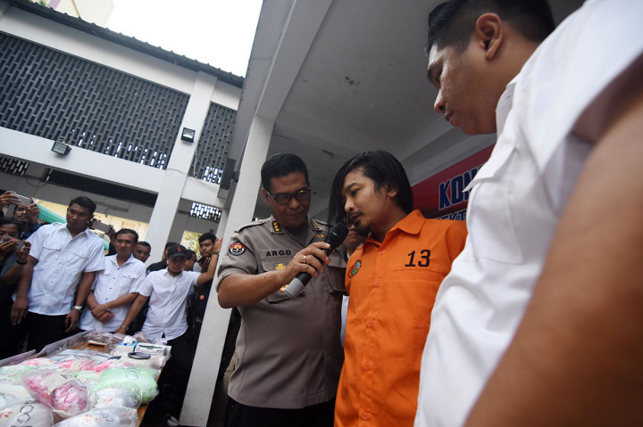 Kabid Humas Polda Metro Jaya Kombes Argo Yuwono (ketiga kanan) bertanya kepada tersangka vokalis grup band Zivilia, Zulkifli alias Zul saat rilis pengungkapan kasus peredaran narkoba di Gedung Ditresnarkoba Polda Metro Jaya, Jakarta, Jumat, 8 Maret 2019. 