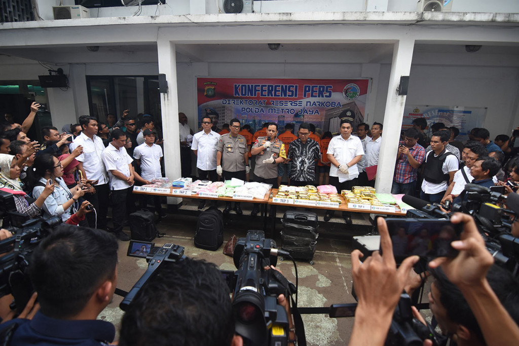 Ditresnarkoba Polda Metro Jaya menangkap sembilan tersangka pelaku peredaran narkoba, salah satunya vokalis grup band Zivilia, Zulkifli alias Zul yang ditangkap di Apartemen Gading River View City Home, Jakarta Utara bersama tiga rekannya pada Kamis, 28 Februari 2019. 
