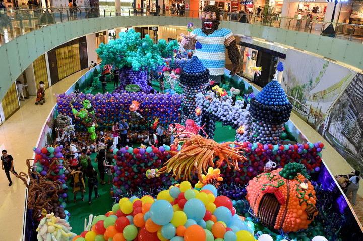 Pengunjung melihat instalasi balon saat Indonesia Ballon Art Festival 2019 di sebuah pusat perbelanjaan di Surabaya, Jawa Timur, Jumat, 8 Maret 2019. 