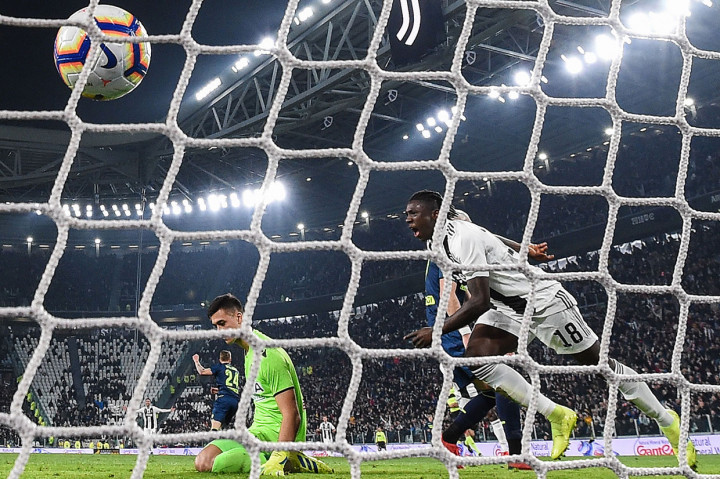 Juventus tak membutuhkan waktu lama untuk membuka keunggulan ketika Moise Kean berhasil mencari posisi yang tepat untuk menyambut umpan silang Alex Sandro pada menit ke-11.    