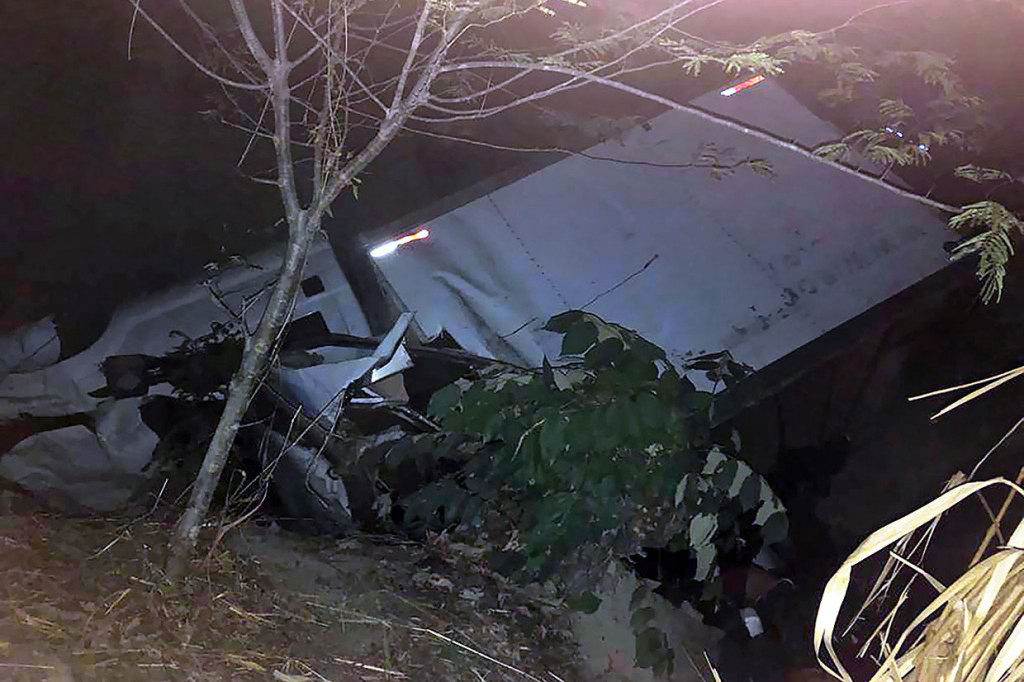 Sebuah truk kargo yang berisi sekitar 80 imigran Amerika Tengah terbalik dan terperosok di pinggir jalan dekat Francisco Sarabia, negara bagian Chiapas, Meksiko selatan, Kamis, 7 Maret 2019 waktu setempat.