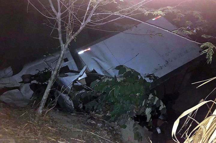 Sebuah truk kargo yang berisi sekitar 80 imigran Amerika Tengah terbalik dan terperosok di pinggir jalan dekat Francisco Sarabia, negara bagian Chiapas, Meksiko selatan, Kamis, 7 Maret 2019 waktu setempat.