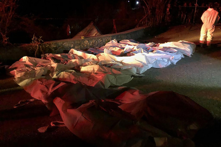 Kecelakaan yang terjadi di jalan raya sekitar 41 kilometer timur laut Tuxtla-Gutierrez, ibu kota negara bagian Chiapas yang berbatasan dengan Guatemala tersebut menewaskan sedikitnya 25 orang dan lebih dari 30 lainnya luka-luka.