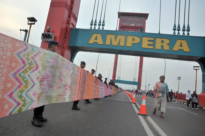 Kain jumputan sepanjang 1,177 km tersebut dikerjakan oleh 30-40 pengrajin yang bekerja selama 24 penuh selama 10 hari.