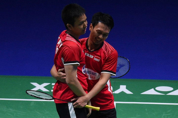 Ganda putera Indonesia Mohammad Ahsan dan Hendra Setiawan melakukan selebrasi setelah berhasil melangkah ke final All England 2019, di Birmingham Arena, Inggris, Sabtu, 9 Maret 2019. 
