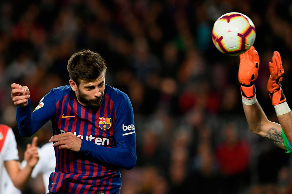 Ketertinggalan tak membuat mental Barcelona melemah. Mereka kian gencar melancarkan serangan dan akhirnya berhasil menyamakan kedudukan lewat tandukan Gerard Pique menyambut tendangan bebas Lionel Messi pada menit ke-38. 