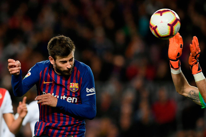 Ketertinggalan tak membuat mental Barcelona melemah. Mereka kian gencar melancarkan serangan dan akhirnya berhasil menyamakan kedudukan lewat tandukan Gerard Pique menyambut tendangan bebas Lionel Messi pada menit ke-38. 