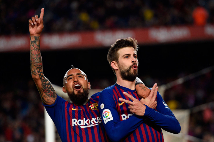 Pique melakukan selebrasi usai mencetak gol penyama kedudukan.