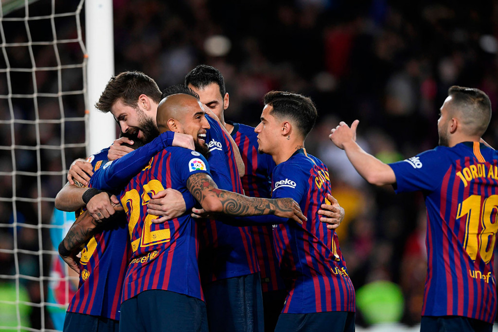 Gol Messi disambut gembira rekan-rekan setimnya.