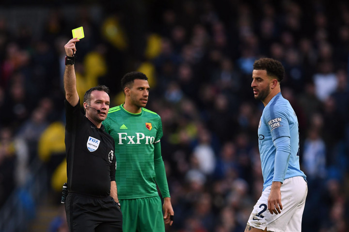 Pemain belakang City Kyle Walker diganjar kartu kuning karena melanggar pemain lawan.
