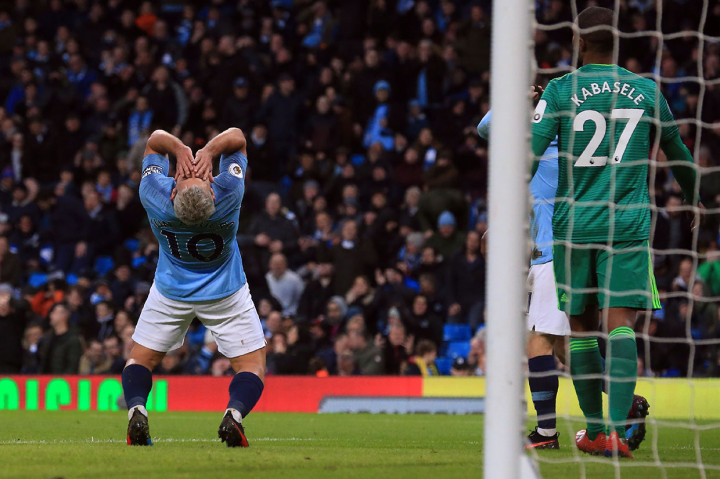 Sergio Aguero kecewa setelah sundulannya menyambut umpan Bernado Silva masih menyamping tipis di sisi kanan gawang Watford.