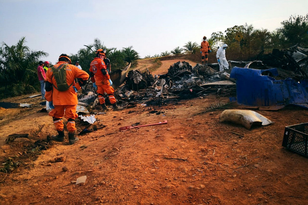 Anggota pertahanan sipil di lokasi kecelakaan pesawat DC-3 di San Martin, dekat Kota Villavicencio, Kolombia, Sabtu, 9 Maret 2019 waktu setempat.