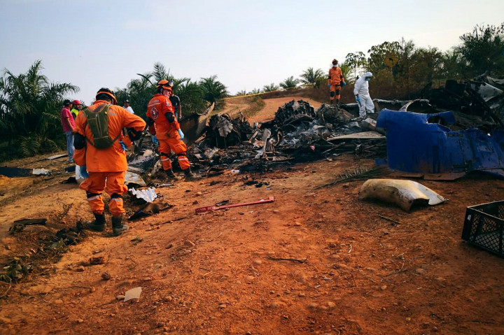 Anggota pertahanan sipil di lokasi kecelakaan pesawat DC-3 di San Martin, dekat Kota Villavicencio, Kolombia, Sabtu, 9 Maret 2019 waktu setempat.