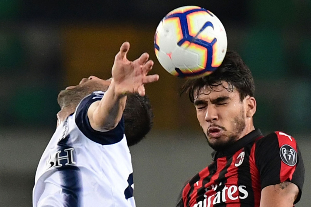 Pemain depan Chievo Riccardo Meggiori (kiri) berebut bola dengan gelandang AC Milan Lucas Paqueta pada pertandingan Liga Italia di Stadion Marc Antonio Bentegodi, 10 Maret 2019 dini hari WIB.