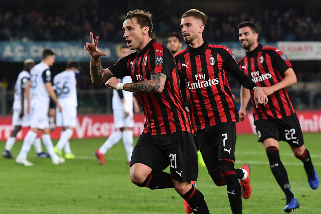 Milan membuka keunggulan pada menit ke-31 lewat eksekusi tendangan bebas Lucas Biglia, yang melengkung indah menuju sudut kiri atas gawang tak terjangkau kiper Stefano Sorrentino.    