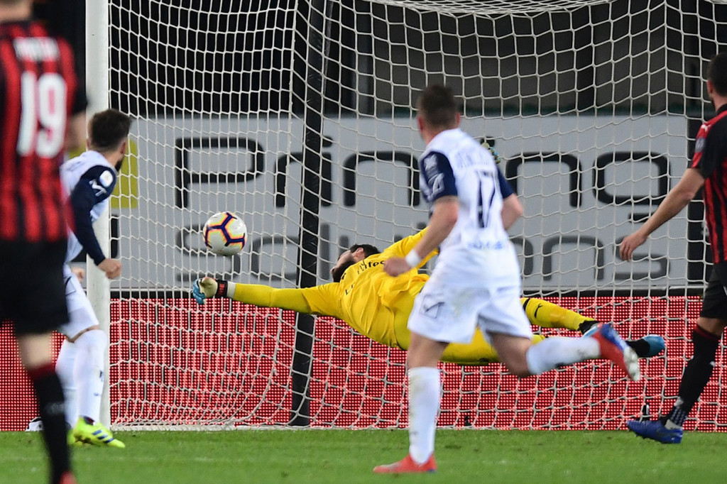 Namun sepuluh menit berselang tuan rumah berhasil menyamakan kedudukan lewat tandukan Perparim Hetemaj menyambut umpan silang terarah Mehdi Leris yang gagal diantisipasi kiper Milan Gianluigi Donnarumma.