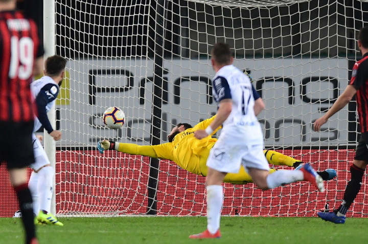 Namun sepuluh menit berselang tuan rumah berhasil menyamakan kedudukan lewat tandukan Perparim Hetemaj menyambut umpan silang terarah Mehdi Leris yang gagal diantisipasi kiper Milan Gianluigi Donnarumma.