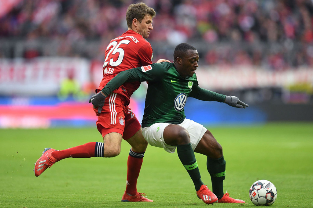 Rapatnya pertahanan para pemain VfL Wolfsburg menyulitkan Bayern Muenchen untuk mencetak gol.