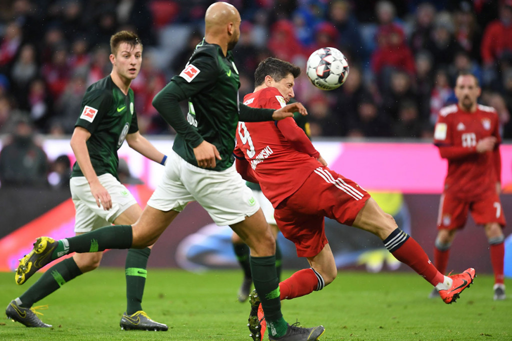Tiga menit berselang Robert Lewandowski menggandakan keunggulan Muenchen lewat gol pertamanya di laga tersebut berkat umpan matang Gnabry yang menyodorkan bola di muka gawang. 