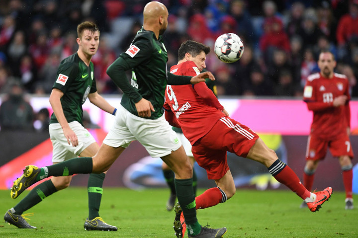 Tiga menit berselang Robert Lewandowski menggandakan keunggulan Muenchen lewat gol pertamanya di laga tersebut berkat umpan matang Gnabry yang menyodorkan bola di muka gawang. 