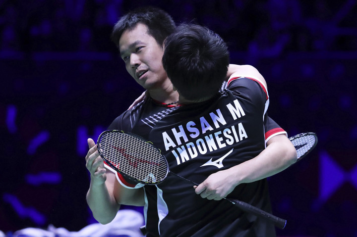 Pebulu tangkis ganda putra Indonesia Hendra Setiawan (kiri) dan Mohammad Ahsan meluapkan kegembiraan seusai memenangi pertandingan melawan ganda putra Malaysia Aaron Chia dan Soh Wooi Yik pada babak final All England 2019 di Arena Brimingham, Inggris. Antara Foto/Widya Amelia - Humas PP PBSI