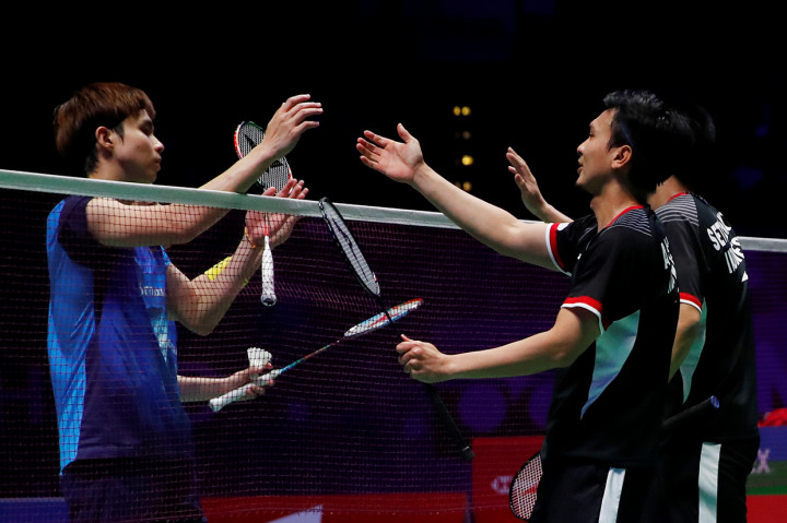 Pebulu tangkis ganda putra Indonesia Mohammad Ahsan dan Hendra Setiawan menjabat pasangan Malaysia Aaron Chia dan Wooi Yik Soh usai memenangi final ganda putra All England di Birmingham, Inggris. Antara Foto/Andrew Boyers