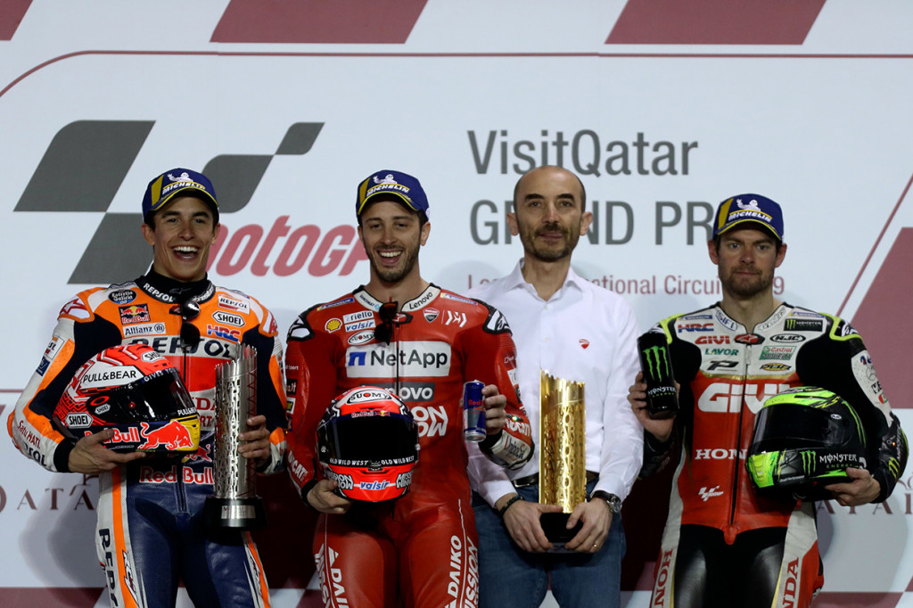 Pembalap Spanyol Repsol Honda Marc Marquez, pembalap Mission Winnow Ducati Italia Andrea Dovizioso, dan pembalap Inggris LCR Honda Castrol Cal Crutchlow berpose di podium dengan piala mereka setelah grand Prix MotoGP Qatar di Sirkuit Losail, Qatar, Doha.