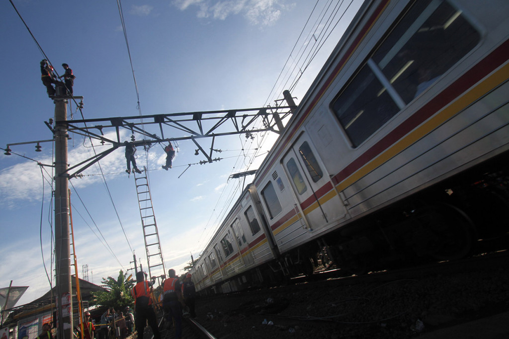 PT KCI mengupayakan perbaikan LAA serta penggantian tiang pada jalur rel, agar jadwal kereta kembali normal. 