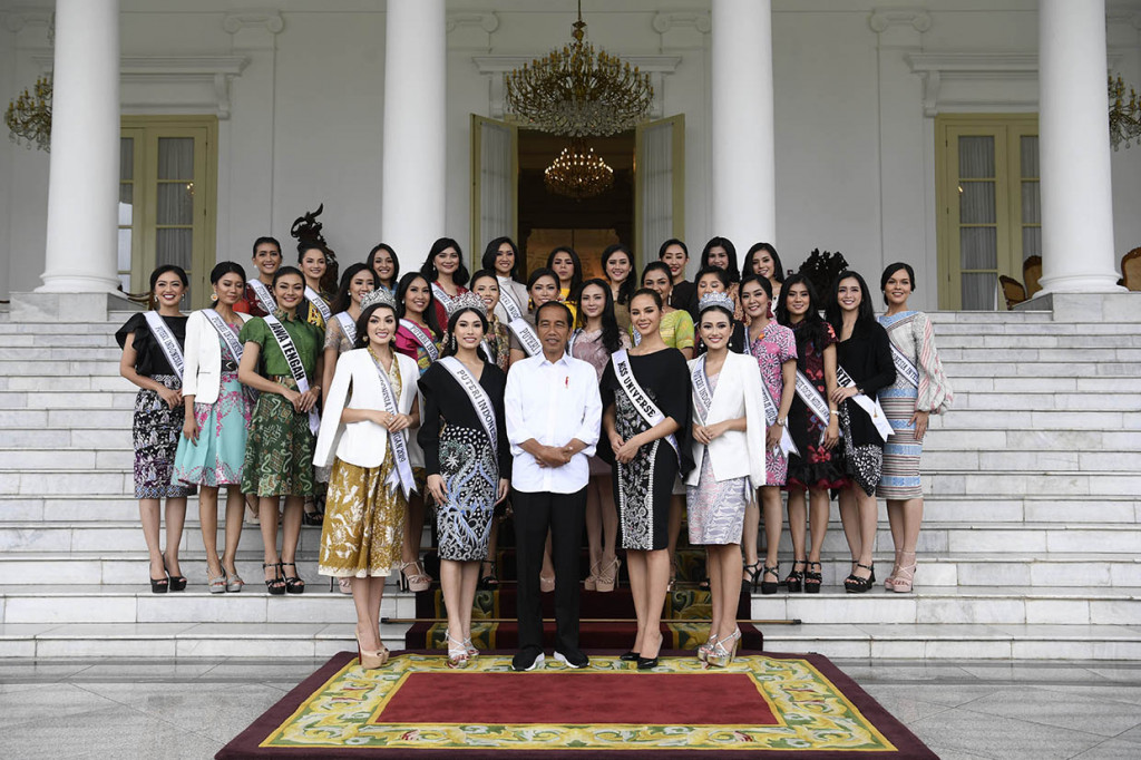 Sebelum pertemuan, Jokowi dan para finalis Puteri Indonesia serta Miss Universe Catrion Gray berfoto bersama di tangga pintu utama Istana Bogor.