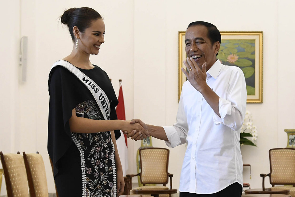 Jokowi menanyakan satu per satu asal para finalis. Saat asyik menyalami dan menyapa finalis Puteri Indonesia, Jokowi sempat tak sadar tamu berikutnya yang dia salami adalah Miss Universe Catriona Gray. Jokowi langsung tersadar bahwa yang dia tanyai adalah Miss Universe. Dia pun tertawa.