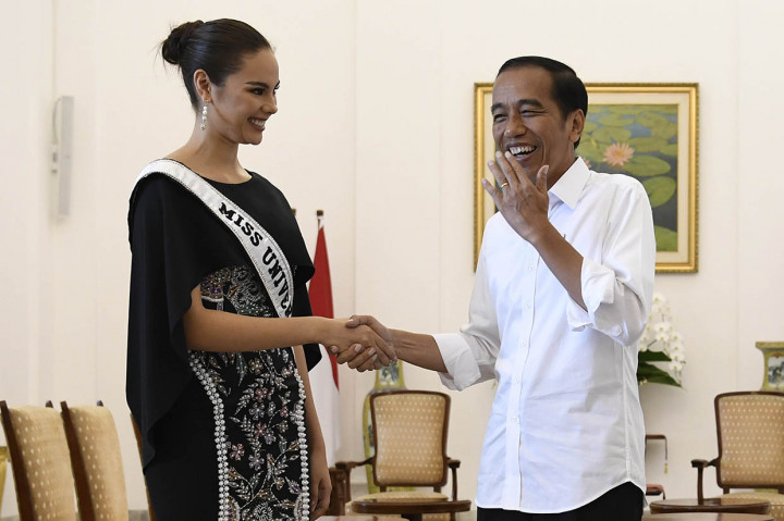 Jokowi menanyakan satu per satu asal para finalis. Saat asyik menyalami dan menyapa finalis Puteri Indonesia, Jokowi sempat tak sadar tamu berikutnya yang dia salami adalah Miss Universe Catriona Gray. Jokowi langsung tersadar bahwa yang dia tanyai adalah Miss Universe. Dia pun tertawa.