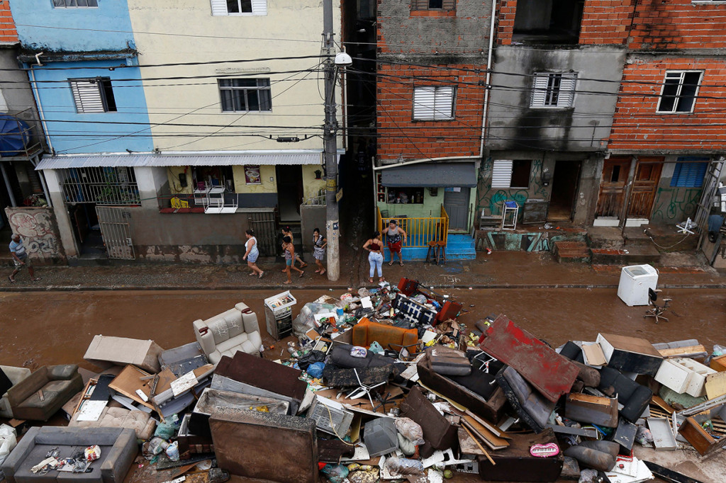 Selain menyebabkan 11 orang tewas, banjir tersebut juga mengakibatkan jalanan terendam seperti sungai. 
