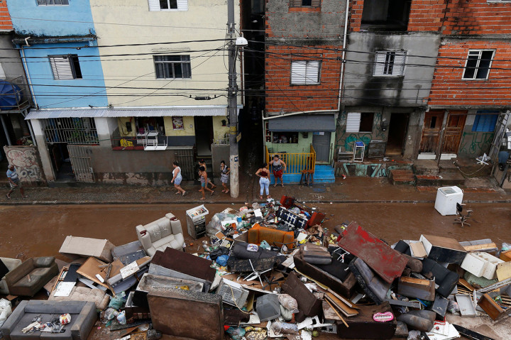 Selain menyebabkan 11 orang tewas, banjir tersebut juga mengakibatkan jalanan terendam seperti sungai. 
