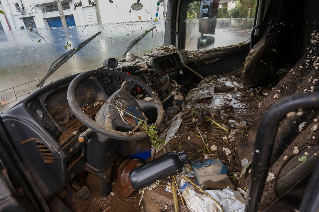 Terlihat mobil dan rumah warga terdampak akibat banjir tersebut. 