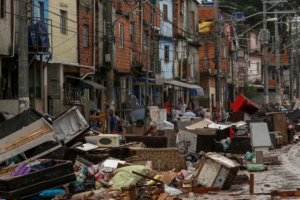 Banjir ini terjadi akibat hujan yang terus menerus sejak Minggu sore hingga Senin sore. Lalu lintas di Sao Paulo juga kacau. Hal ini dikarenakan sebagian rute jalur kereta tertutup sebagian. Sedangkan bus dan mobil terjebak di jalan akibat macet.