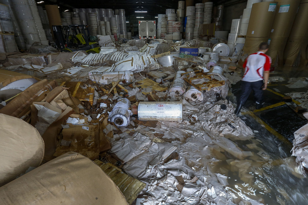 Selain itu banjir ini juga mengakibatkan sejumlah pabrik kebanjiran, dan menghentikan sementara kegiatan produksinya. Hujan ini diperkirakan masih akan terus turun hingga dua hari ke depan.