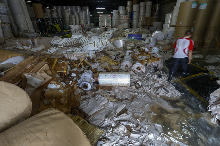 Selain itu banjir ini juga mengakibatkan sejumlah pabrik kebanjiran, dan menghentikan sementara kegiatan produksinya. Hujan ini diperkirakan masih akan terus turun hingga dua hari ke depan.