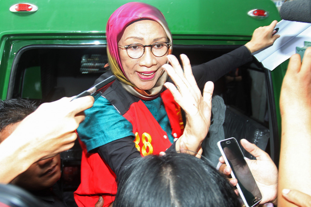 Terdakwa kasus dugaan penyebaran berita bohong atau hoaks Ratna Sarumpaet melambaikan tangan kepada wartawan usai mengikuti sidang lanjutan di PN Jakarta Selatan, Jakarta.