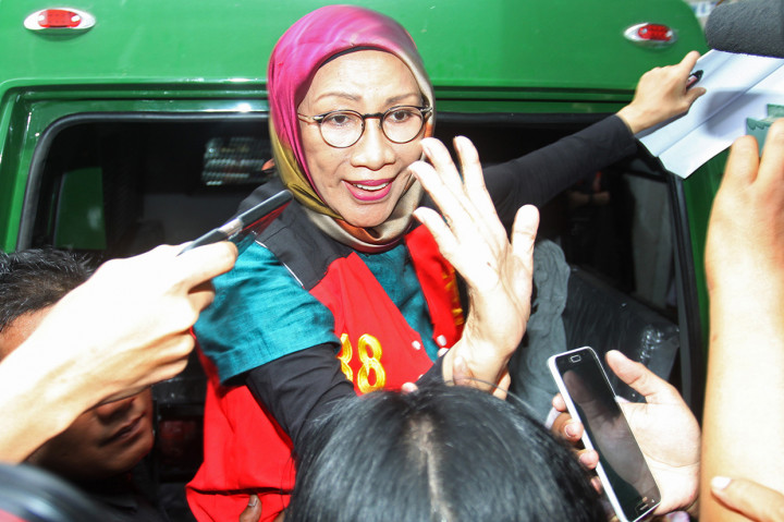 Terdakwa kasus dugaan penyebaran berita bohong atau hoaks Ratna Sarumpaet melambaikan tangan kepada wartawan usai mengikuti sidang lanjutan di PN Jakarta Selatan, Jakarta.
