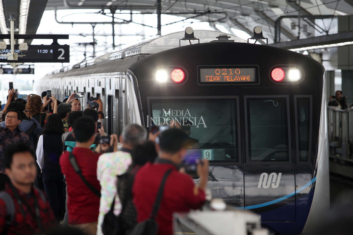 MRT yang mulai dibangun sejak 2013 itu mulai hari ini hingga 24 Maret mendatang resmi melayani masyarakat umum melalui uji coba publik dengan rute Bundaran HI hingga Lebak Bulus, dengan menargetkan sebanyak 285 ribu penumpang.