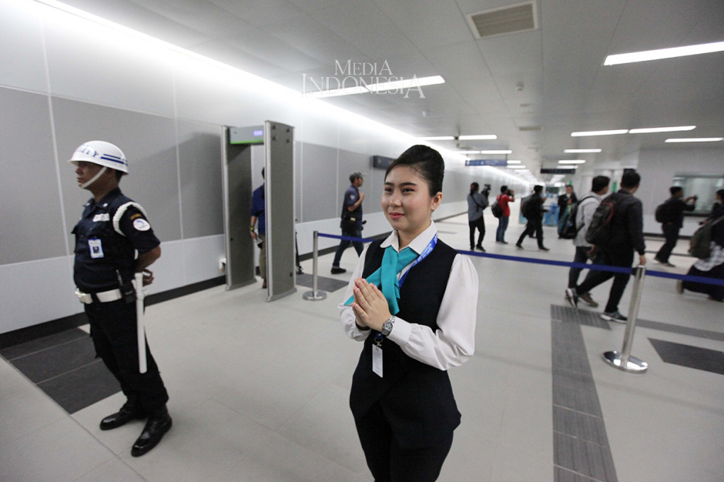 Petugas-petugas stasiun tampak menyambut setiap penumpang yang ikut uji coba pagi tadi dengan senyuman.