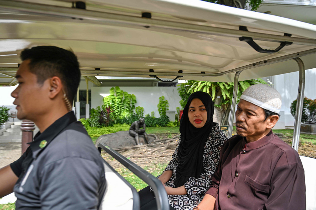 WNI yang baru saja bebas dari kasus pembunuhan Kim Jong Nam, Siti Aisyah bersama keluarga menuju Istana Merdeka untuk bertemu Presiden Joko Widodo. Afp Photo/Bay Ismoyo