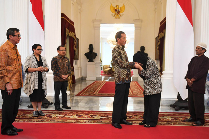 Begitu bertemu, Siti langsung mencium tangan Presiden Jokowi. Antara Foto/Akbar Nugroho Gumay
