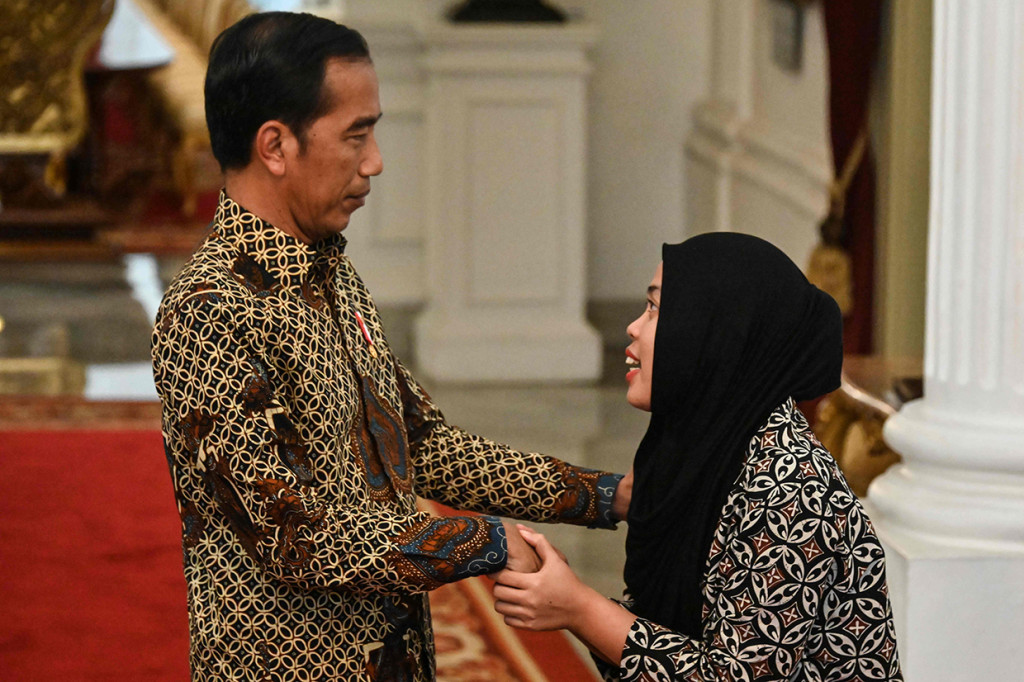 Dengan mata berkaca-kaca, ia menyampaikan terima kasih atas upaya pemerintah yang telah berjuang sehingga ia bisa bebas dari tuntutan. Afp Photo/Bay Ismoyo
