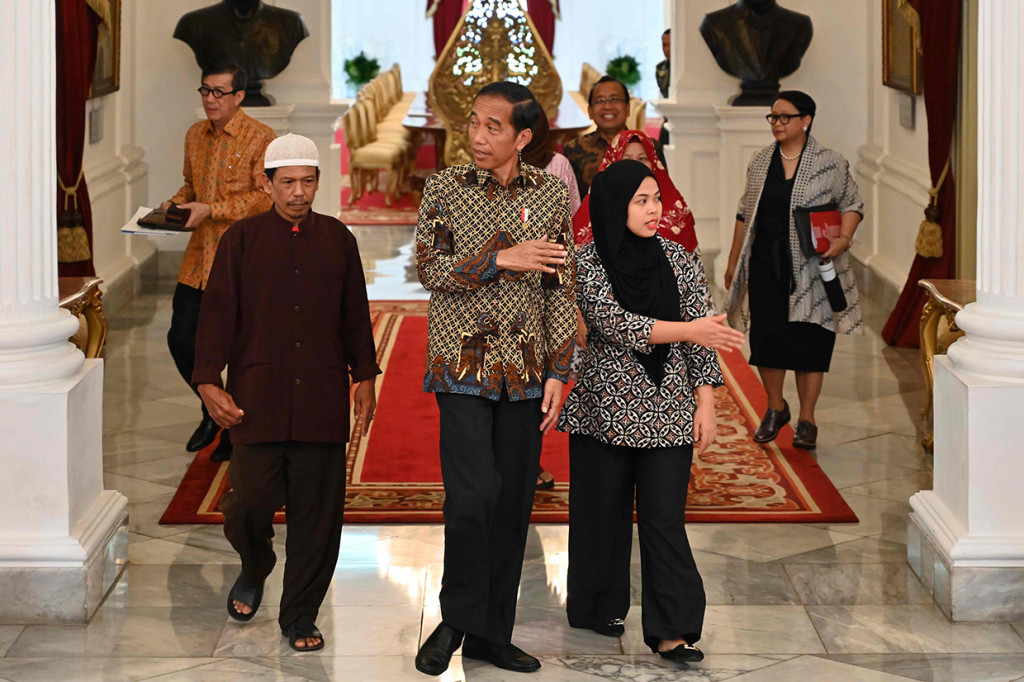 Pertemuan antara Jokowi dan Aisyah berlangsung singkat sekitar 15 menit. Dalam pertemuan ini, Aisyah didampingi oleh keluarganya sementara Jokowi bersama Menteri Hukum dan Hak Asasi Manusia Yasonna Laoly, Menteri Luar Negeri Retno Marsudi, dan Menteri Sekretaris Negara Pratikno. Afp Photo/Bay Ismoyo