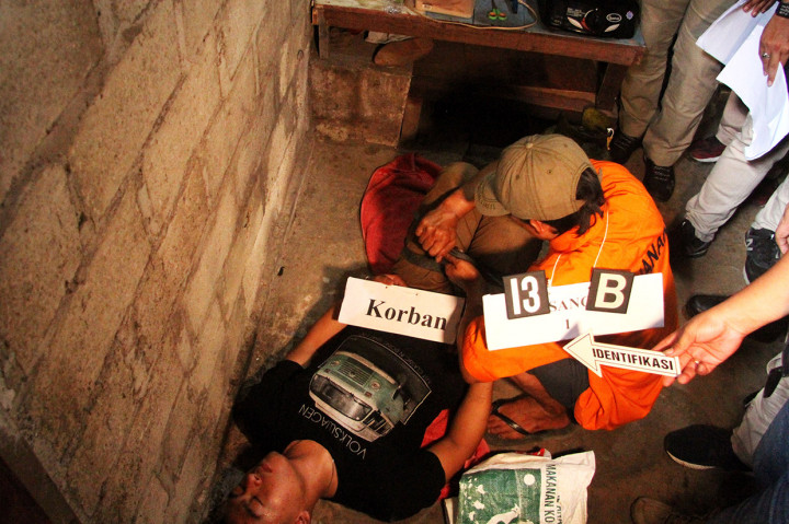 Sebanyak 23 adegan diperagakan oleh tersangka berinisial YJK dan WT dalam rekonstruksi kasus tersebut.